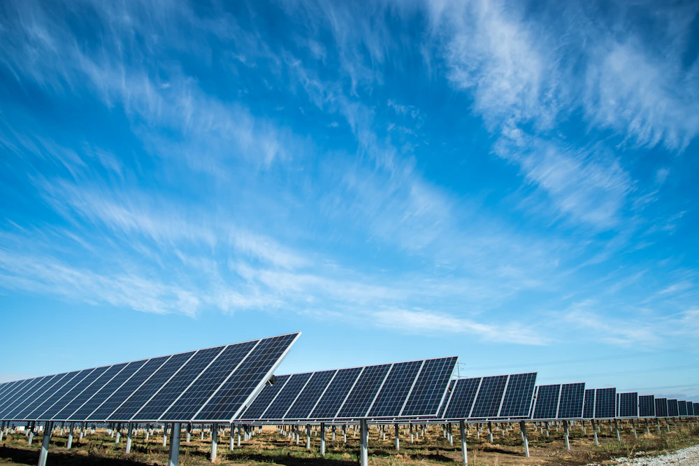 Schimbare majoră pentru posesorii de panouri solare în Olanda: Taxe noi și reducerea compensării din aprilie 2026